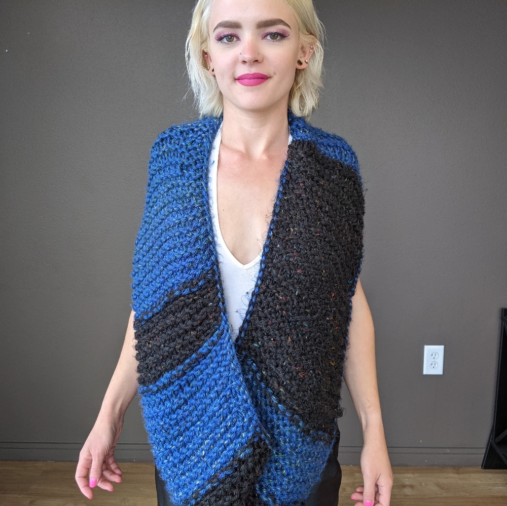 Blue & black knit infinity circle scarf - Picture 4 of 10